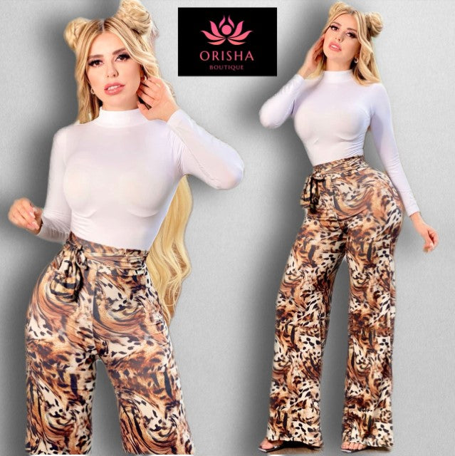 Set de 2 piezas pantalon a la cintura beige con café y blusa cuello alto blanca