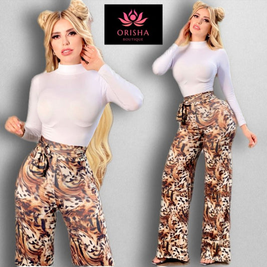 Set de 2 piezas pantalon a la cintura beige con café  y blusa cuello alto blanca